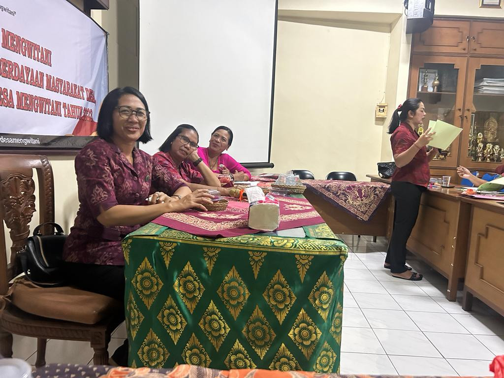 TP. PKK DESA MEMBINA ADMINISTRASI PKK DINAS DAN DILANJUTKAN DENGAN  ARISAN